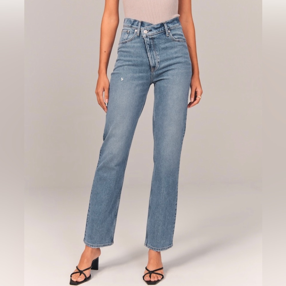 Abercrombie Ultra High Rise 90s Straight Jean size 28